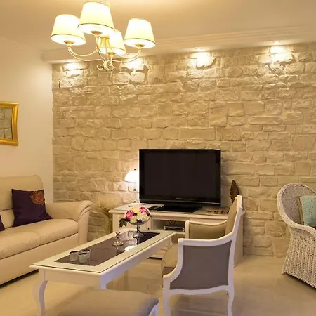 La Perla ヴィラ ツァヴタット